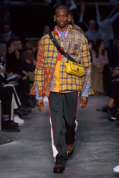 Look 16